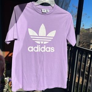 Women’s Large Adidas lavender t-shirt. Never worn. No damage, great condition.